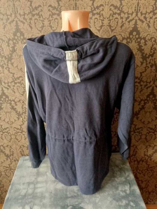 granatowa bluza z kapturem