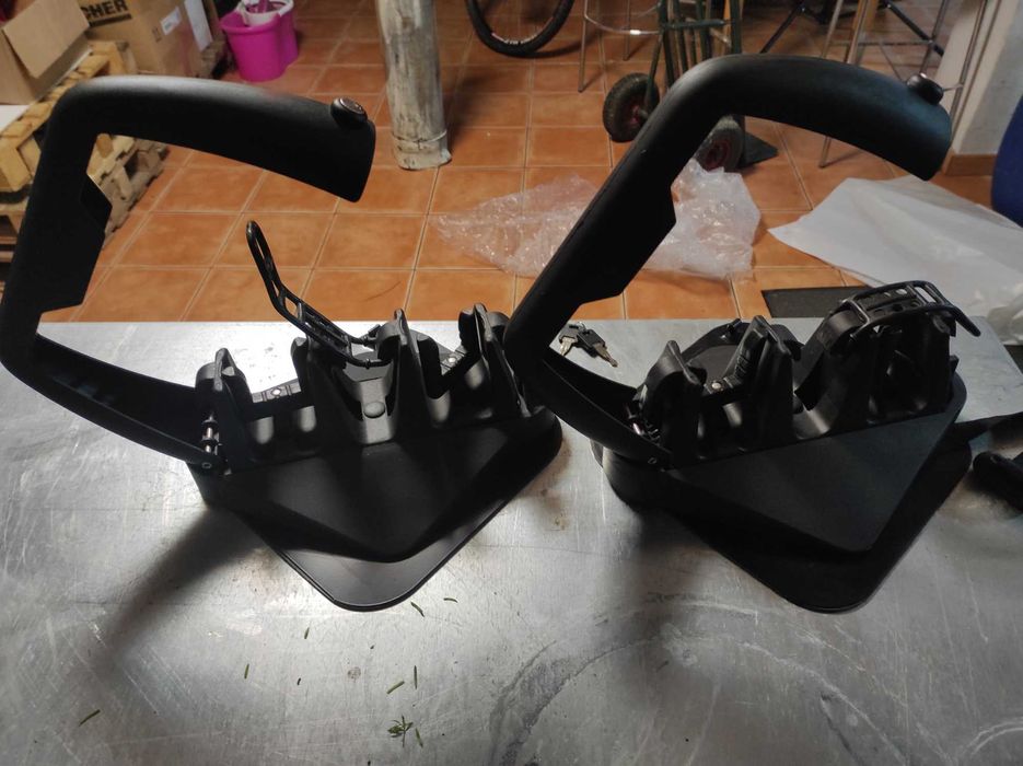 Suportes magnéticos para transporte de skis