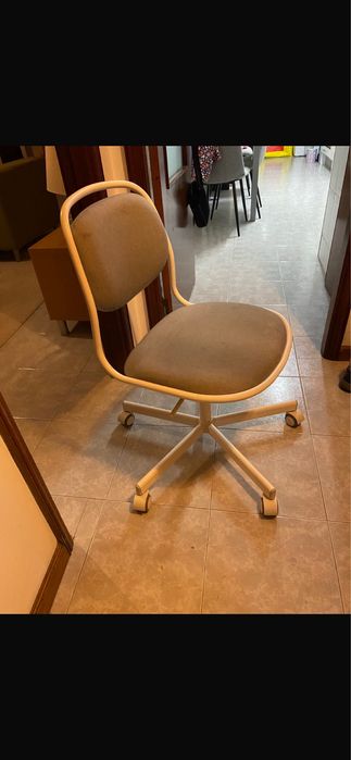Cadeira ikea muito confortavel, com rodas e pneumatica