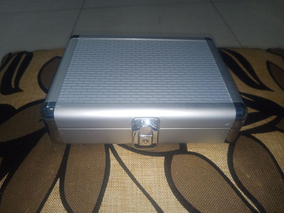 Продам чемодан на подарунок