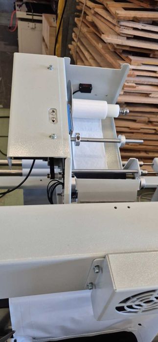 Automat do pakowania e-commerce w foliopaki z rolki + naklejarka etykiet