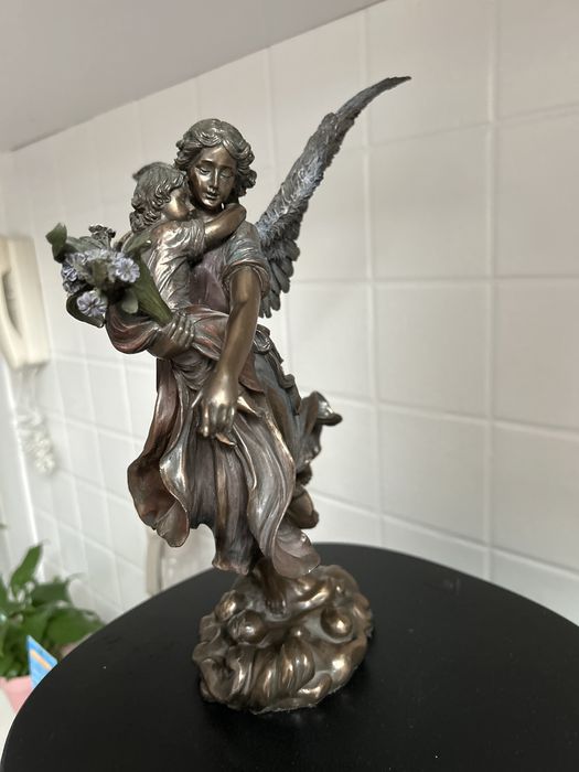 Veronese figurka aniol z dzieckiem