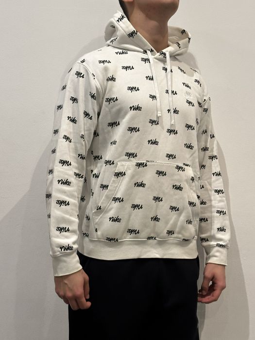Nike bluza biała w monogramy z kapturem z nadrukiem