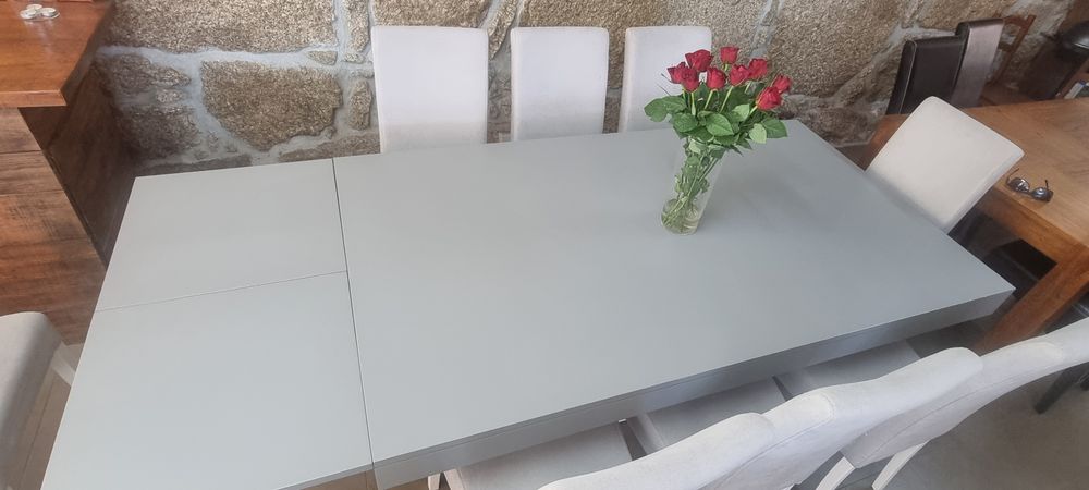 Mesa extensível com 8 cadeiras