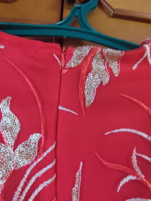 Продам святкову сукню з вишивкою