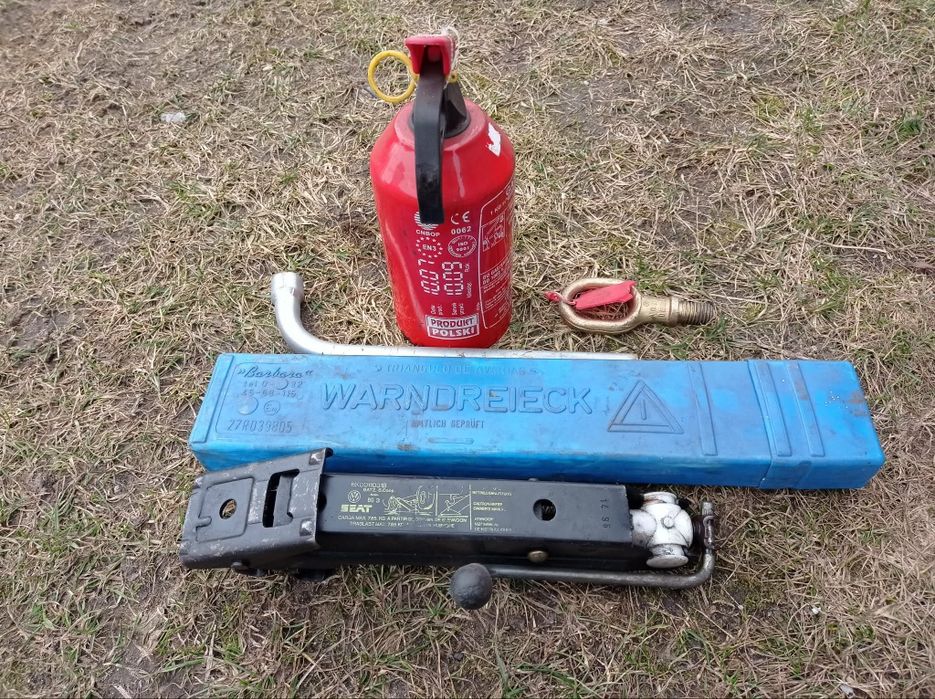 Zestaw wyposażenia do auta.gaśnica ,lewarek ,trójkąt ,klucz,hak