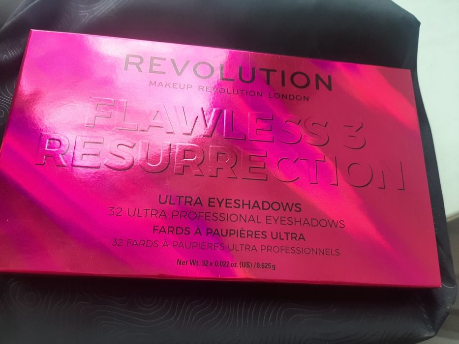 Paleta 32 cieni Revolution Flawless 3 Resurrection