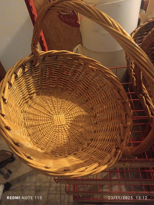 Vendo 2 cestos em verga artesanal como NOVOS