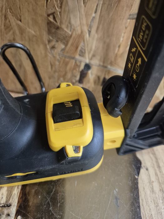 Gwoździarka sztyfciarka ładowarka dewalt DCD660 DCB105