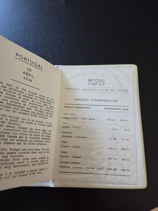 Vendo estojo oficial comemorativo do 25 de Abril emitido pela casa da moeda
