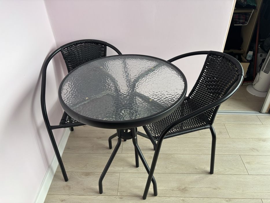 Stolik z dwoma krzeslami