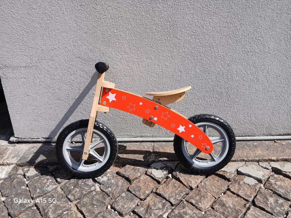 Bicicleta sem pedais em madeira