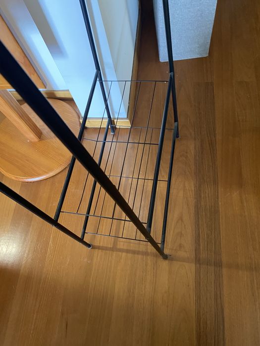 Charriot preto com suporte em baixo