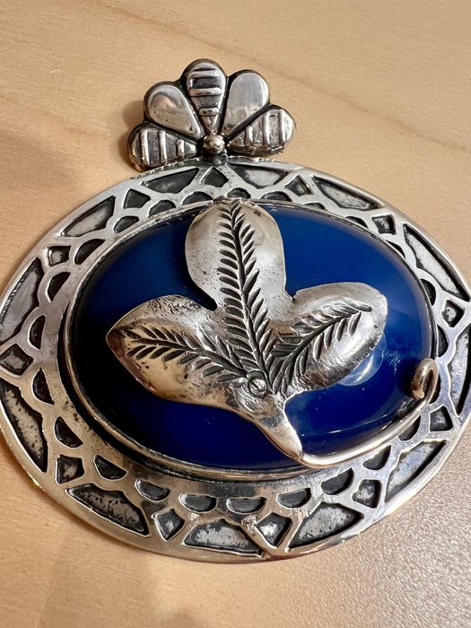 Pendente em prata e pedra azul marinho