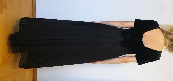 Elegancka długa wieczorowa sukienka z małym trenem z kokardą