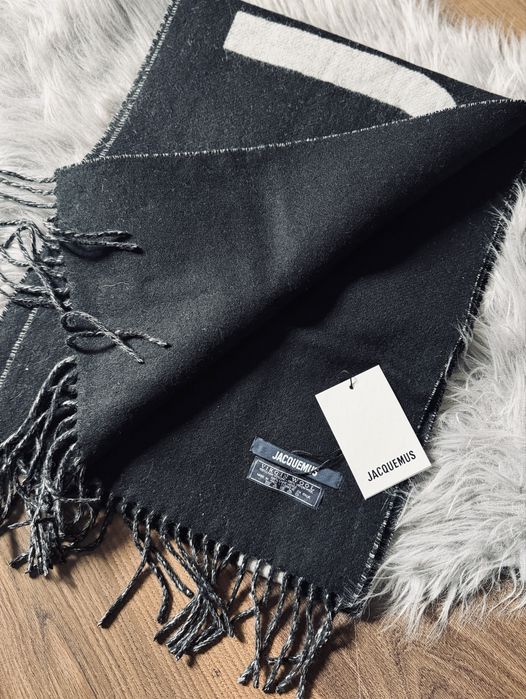 Szalik Jacquemus czarny | 100% wełna | jasne logo | NOWY z metką