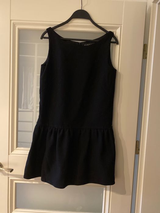 Czarna wełniana sukienka SIMPLE