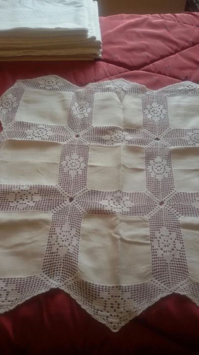 Toalha de chá em linho e renda croché com 78cm /78cm