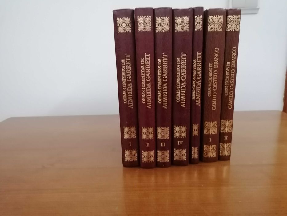 Lote de livros de Almeida Garret e Camilo Castelo Branco