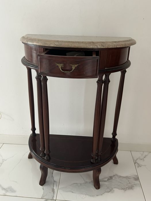 mesa de apoio em madeira e com tampo em granito