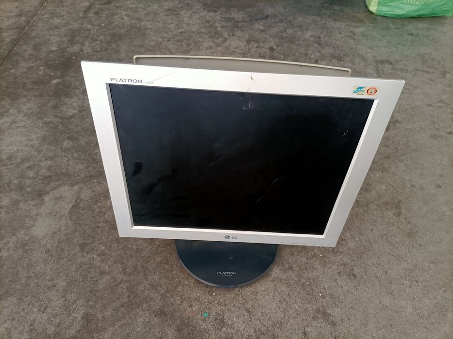 Monitores  SAMSUNG, LG  Lcds , Lote de PCS portáteis cerca de 16