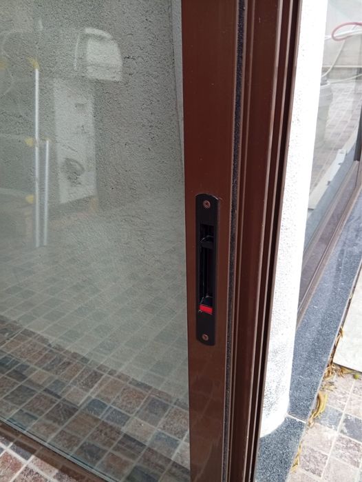 Janela em alumínio de cor castanha