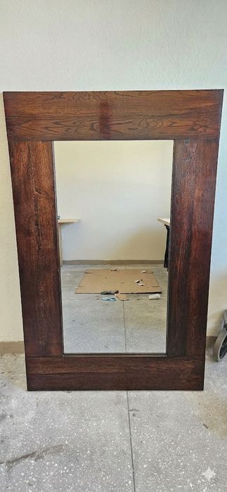 Lustro w drewnianej ramie