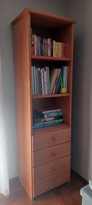 Quarto individual com cortinados e varão