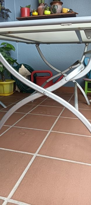 Mesa exterior e 4 cadeiras dobráveis