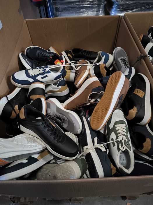 LOTE MISTO DE ROUPA, CALÇADO E ACESSÓRIOS