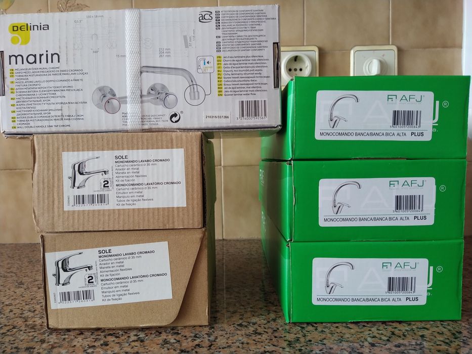 Torneiras monocomando misturadoras bancada e parede casa apartamento.