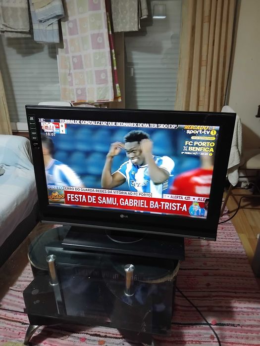 Televisao LG  mais duas de oferta Tudo a funcionar