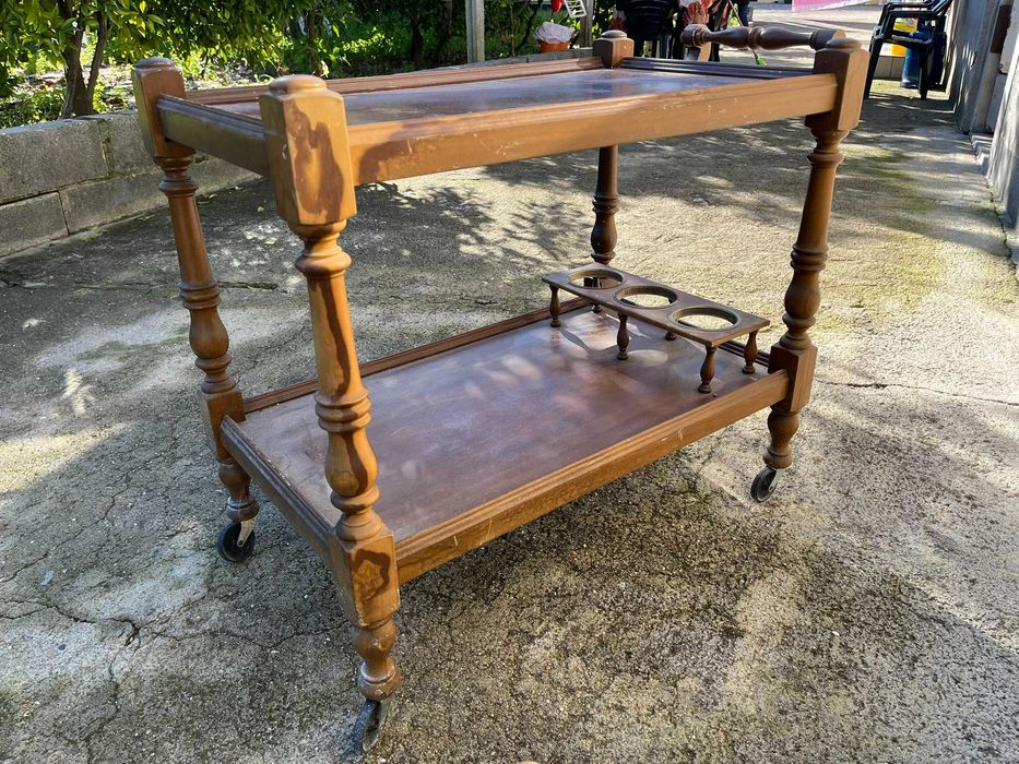 Carro de Chá Antigo com Rodas e Lugar para 3 Garrafas