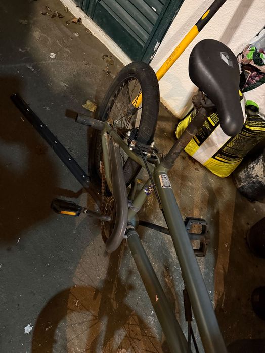 Bicicleta BMX Mongoose — Estilo, Resistência e Diversão!