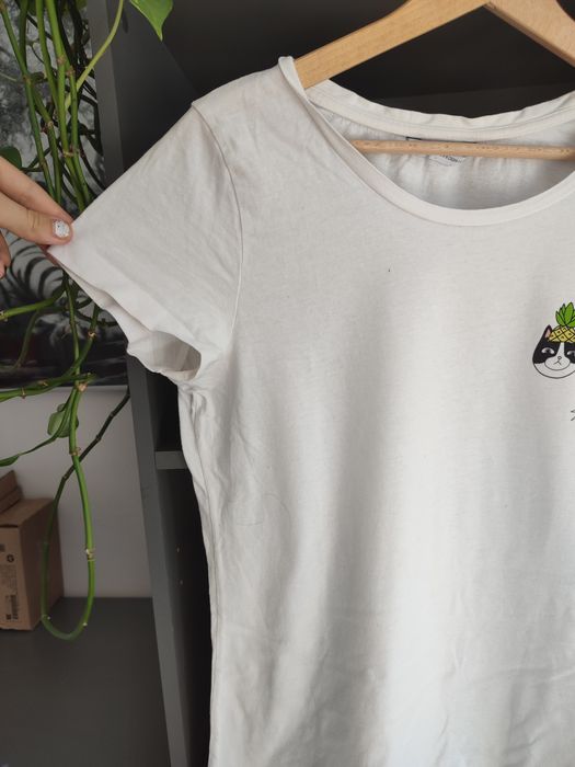 Biała koszulka z nadrukiem kota - Cropp rozm. L