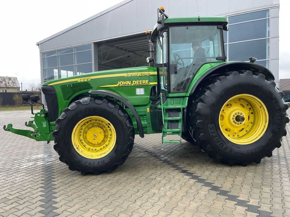 John Deere 8220-2002 року