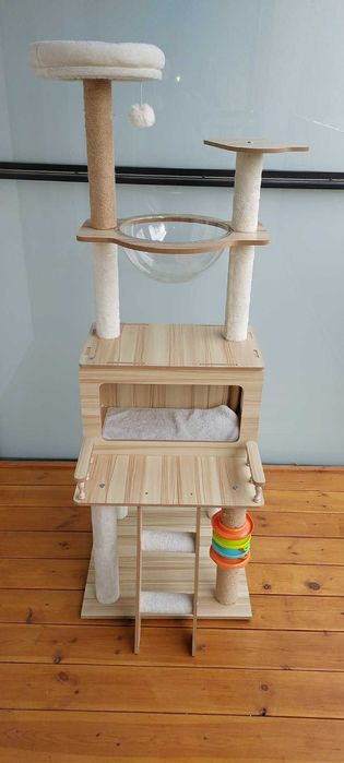 Nowoczesny drapak dla kota z domkiem i hamakiem – jak nowy