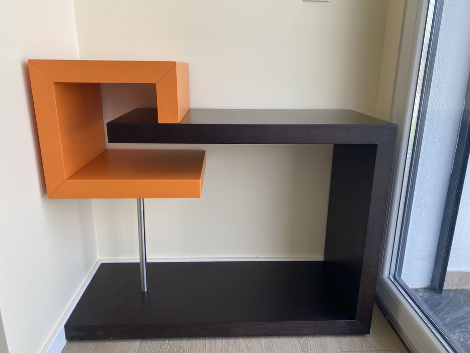 Movel de Apoio Moderno em wengue