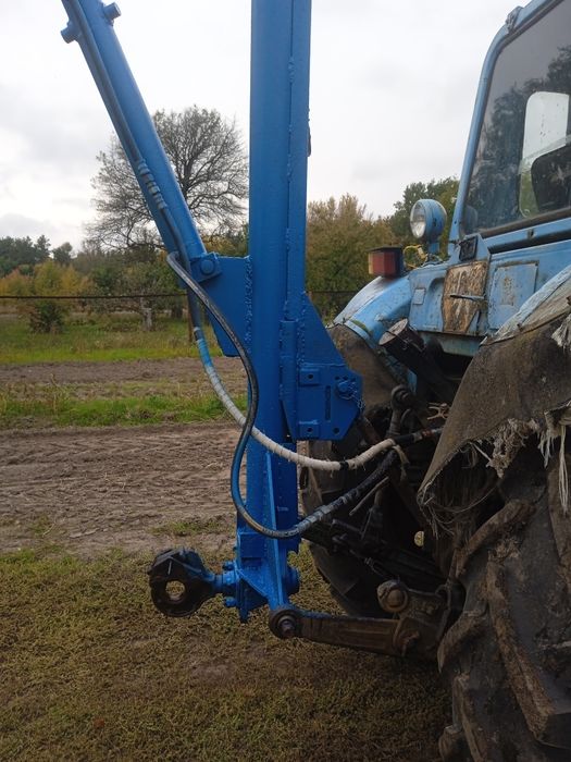 Навантажувач на задню навіску.