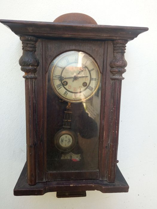 Bonito relógio alemão. A funcionar. A madeira precisa de carrinho.