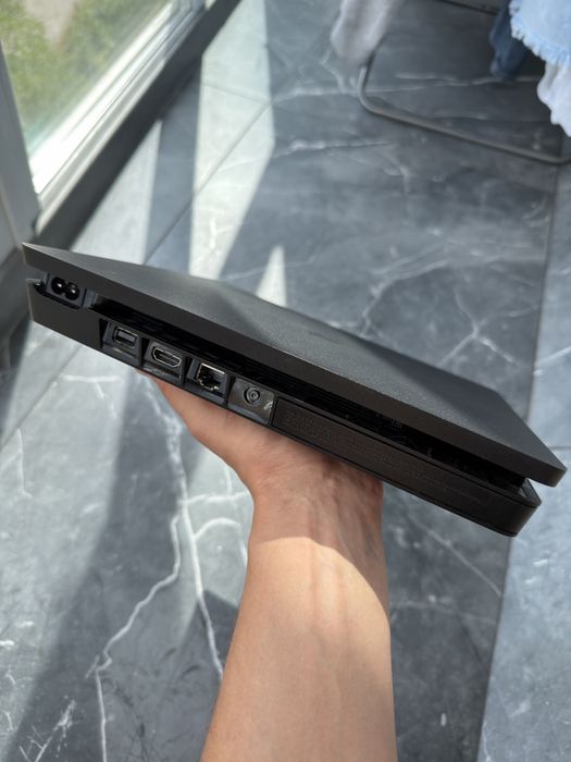 SonyPlastation 4 Slim