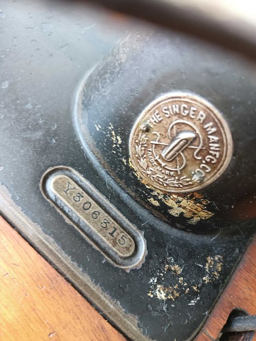 Máquina de Costura c/ móvel SINGER