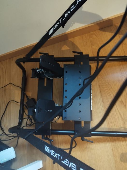 Volante Thrustmaster T598 + cockpit Next Level Racing GT Lite Pro