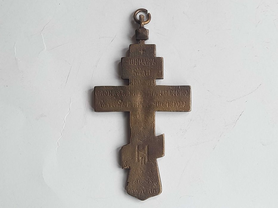 Mały krzyż prawosławny z Chrystusem, mosiądz malowany