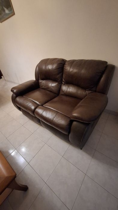 Sofá em pele com descanso para as pernas
