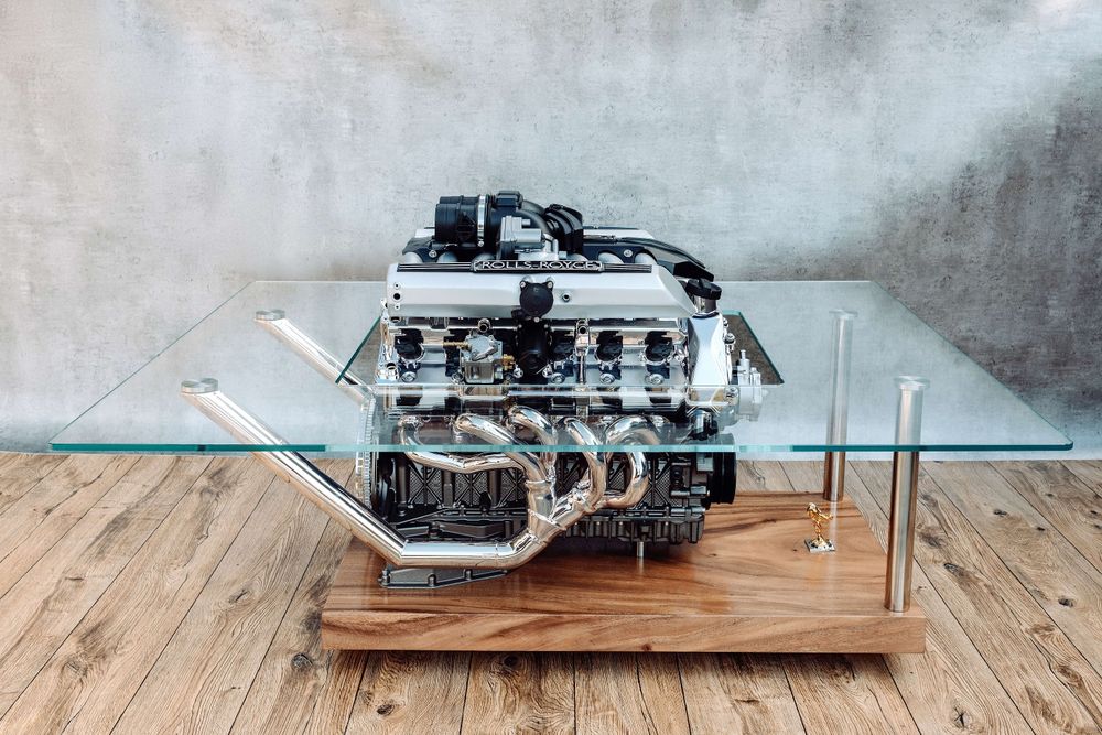 Stolik z silnika Rolls-Royce Phantom 6.75 V12 Stolik  z bloku silnika