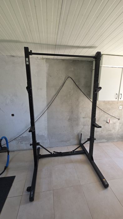 Rack de musculação.