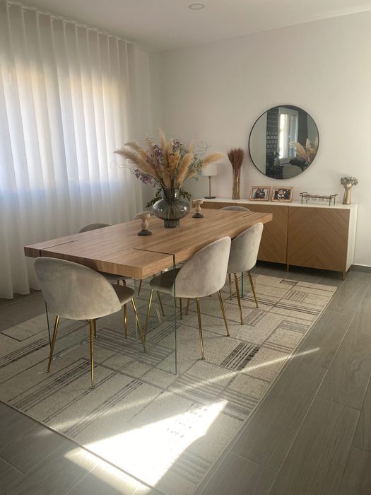 Mesa sala de jantar com pouco uso
