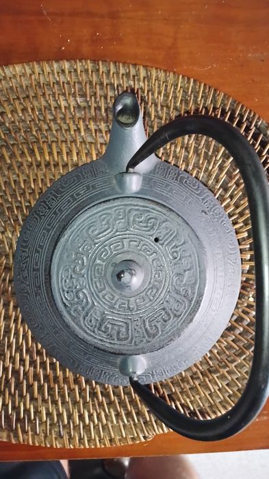 Chaleira estilo marroquino de ferro fundido c/ infusor - Nova