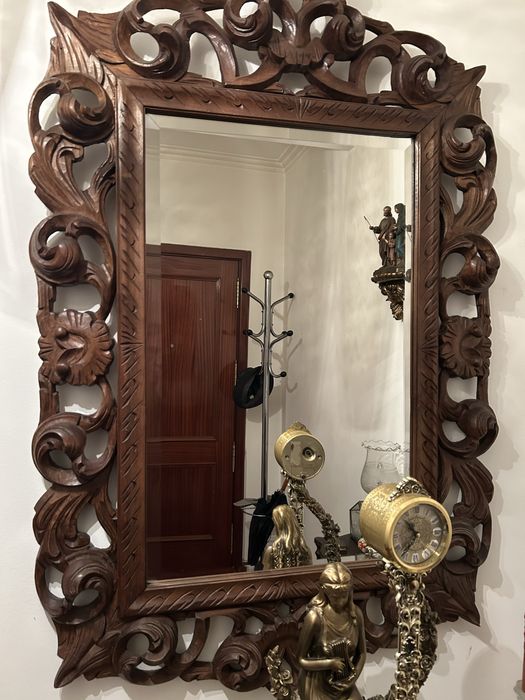 Credencis em talha de madeira com tampo e marmore branco